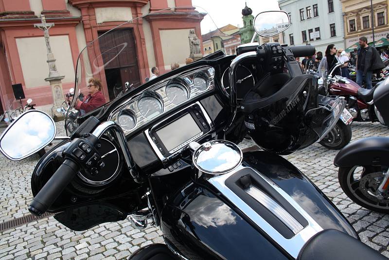 Na hranické náměstí se v sobotu 27. května sjely přes dvě stovky motorek, mezi kterými kralovala legendární značka Harley Davidson.