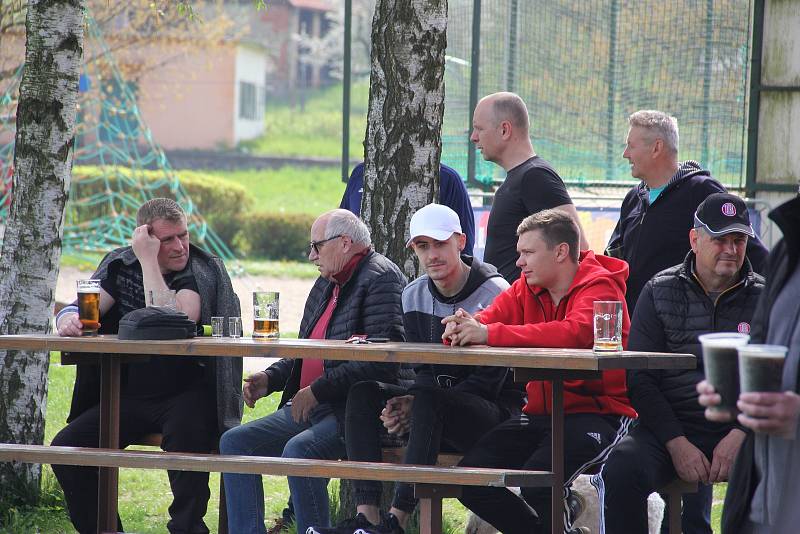 Strhující derby olomouckého krajského přeboru mezi fotbalisty Ústí (ve žlutém) a FC Želatovice.