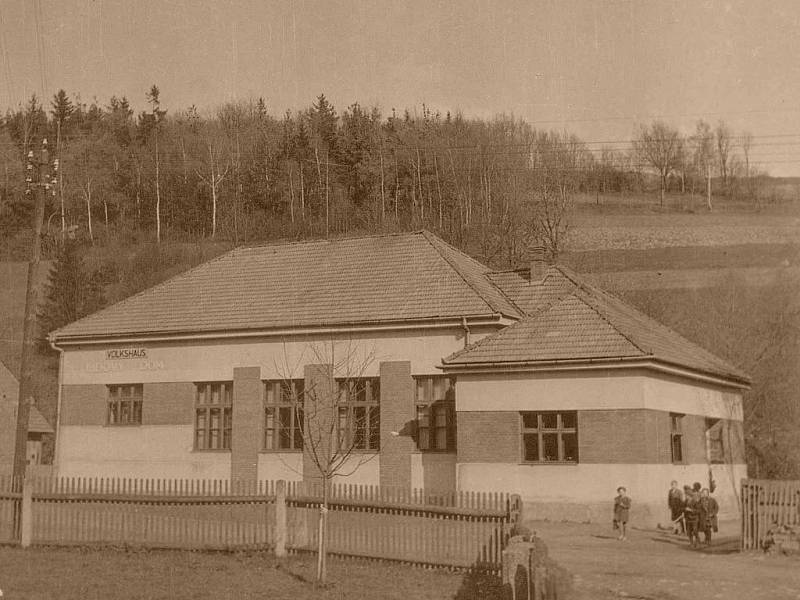 V roce 1932 vybudovali Orlové ve Stříteži nad Ludinou Lidový dům.