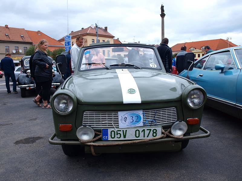 Novobydžovský čtverec - memoriál Elišky Junkové.