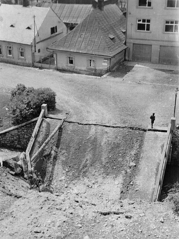 Zničený most v Komenského ulici v květnu 1945