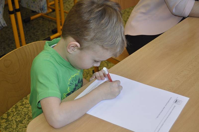 Zápisy do prvních tříd v Hranicích. Dlouhé fronty si vystáli rodiče s dětmi i na chodbě Základní školy 1. máje, kde probíhaly zároveň zápisy do zdejší Základní umělecké školy.