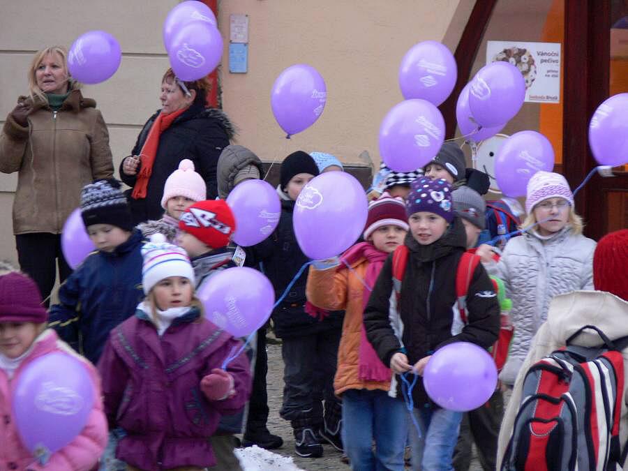 FOTO: Děti v Hranicích poslaly balonky k Ježíškovi - Hranický deník