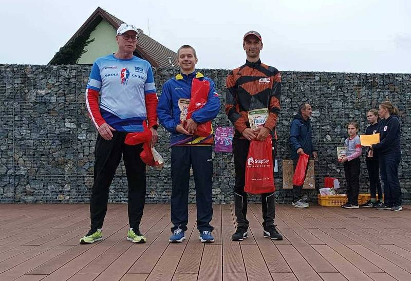 Chodec Rostislav Kolář (uprostřed) zvítězil v závodě Praha - Brandýs.