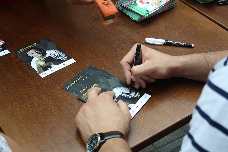 Zraněný judista Lukáš Krpálek během autogramiády v Hranicích