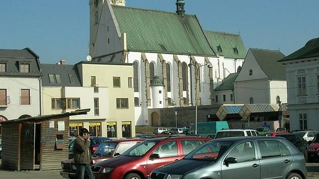 Přeplněné bývá neustále i parkoviště za hlavním prostějovským kostelem.