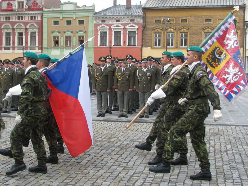 Jedenasedmdesátý prapor z Hranic převzal v pátek dopoledne na tamním náměstí bojový prapor, který mu na důkaz cti a statečnosti propůjčil prezident republiky Václav Klaus.