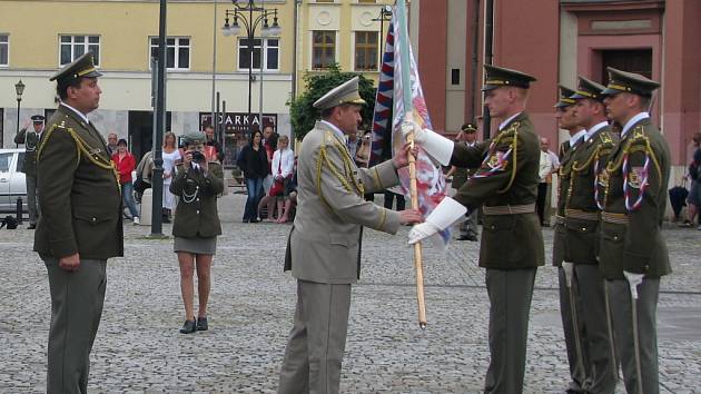 Jedenasedmdesátý prapor z Hranic převzal v pátek dopoledne na tamním náměstí bojový prapor, který mu na důkaz cti a statečnosti propůjčil prezident republiky Václav Klaus.