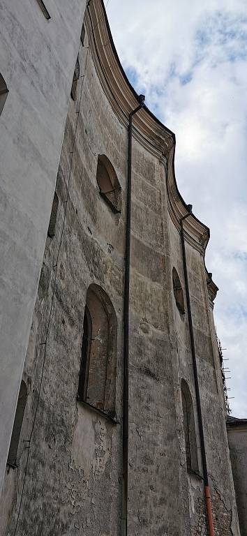 Vysoká je stěna kostela.