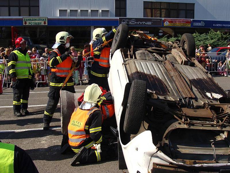 Hasičskou regionální soutěž ve vyprošťování osob z havarovaných vozidel si nenechaly ve středu 9. září dopoledne ujít stovky diváků.