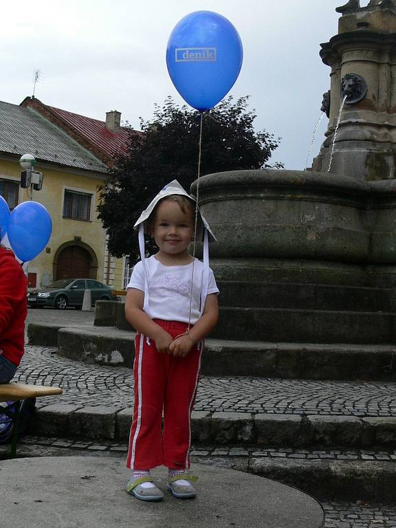 Tříletá Barborka již netrpělivě čeká na své vystoupení.