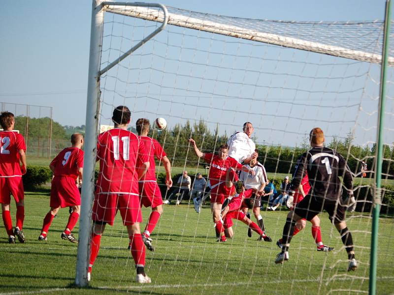 Želatovice (v bílém) doma vybouchly s Dolany a prohrály 2:6.