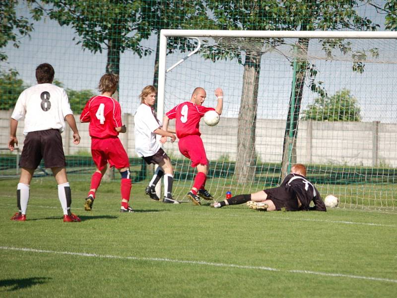 Želatovice (v bílém) doma vybouchly s Dolany a prohrály 2:6.