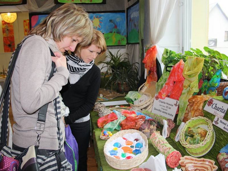 Galerie M+M uspořádala jubilejní dvacátou výstavu dětských prací. Vystoupil zde i Hranický dětský pěvecký sbor pod taktovskou Taťány Jonasové