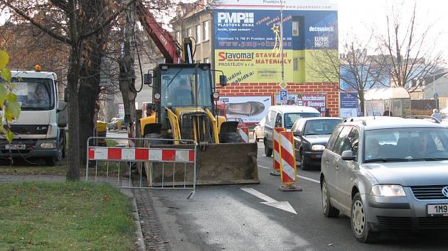 Jeden pruh ve frekventované ulici byl neprůjezdný.