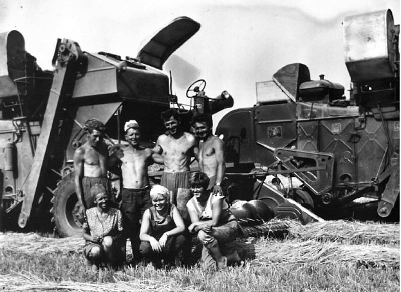 Na přímém slunci a bez klimatizace. Tak se pracovalo na polích v 70. letech. Na fotografii jsou v doprovodu žen pánové Rek, Matyska, Orava a Kubeša. V pozadí ruský kombajn SK4.