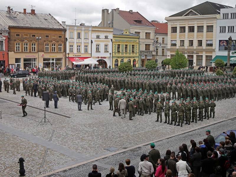 Slavnostní nástup vojáků v Hranicích s oceněním za misi v Afgánistánu