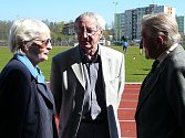 Olga Oldřichová-Šicnerová, Lubomír Kostelka a Vlastimil Brlina testují nový povrch na stadionu Spartaku Přerov.