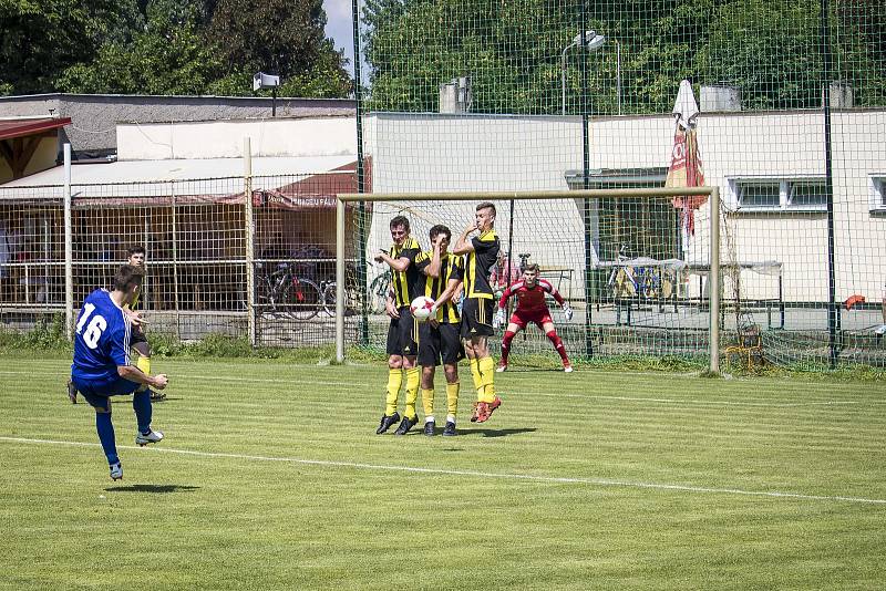 Fotbalisté Nových Sadů (ve žluto-černém) porazili Hranice 3:0.