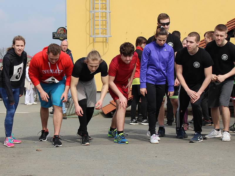 V 1. ročníku krajské soutěže Mám na to studenti plnili disciplíny, které jsou potřeba pro přijetí k Policii ČR - testy autoškoly, kliky, motorické cviky, člunkový a vytrvalostní běh.