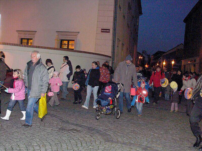 Desítky lampionů rozzářily ve středu večer ulice Hranic.