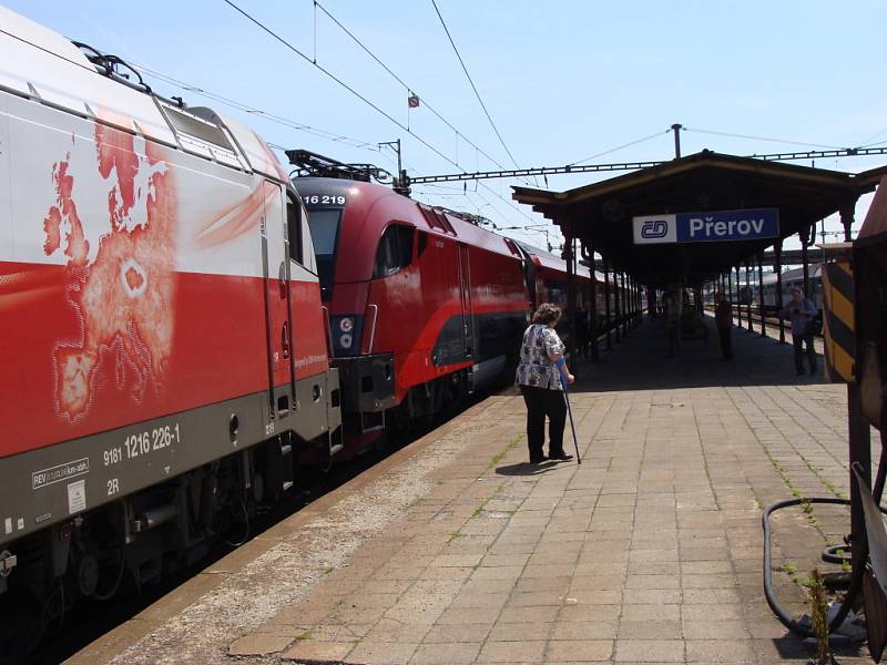 Přerovem a Hranicemi projel rychlovlak Railjet. 