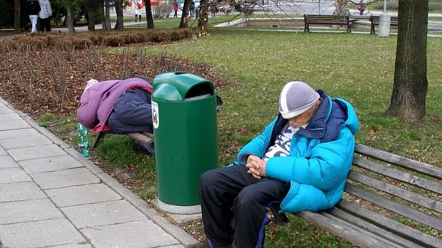 V Přerově obtěžují opilí bezdomovci zejména návštěvníky supermarketů často si ustelou i na lavičkách u Prioru. Na vyhlášku, která by omezila požívání alkoholu v ulicích, ale obyvatelé města čekají marně.