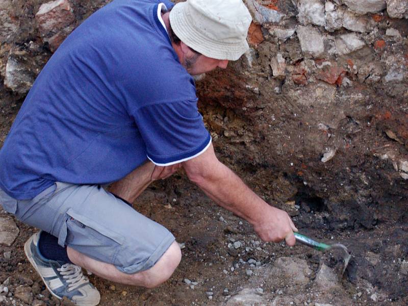 Archeologové objevili v Přerově zpevněnou komunikaci ze 14. až 15. století.