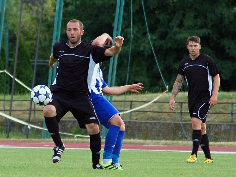 Fotbalisté SK Hranice (v pruhovaném) padli v předkole MOL Cupu s Kozlovicemi 1:2.