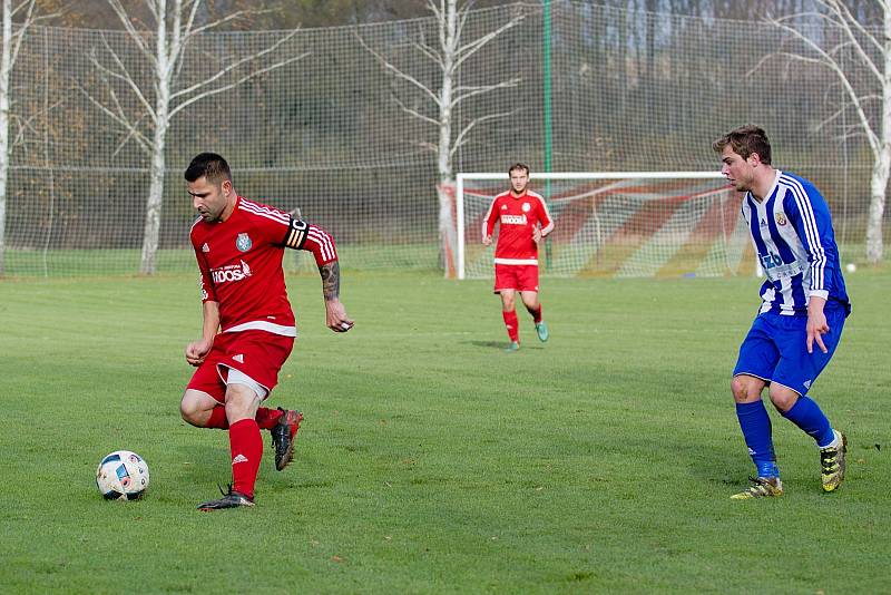 Fotbalisté Ústí (v červeném) v derby proti SK Hranice (2:0)