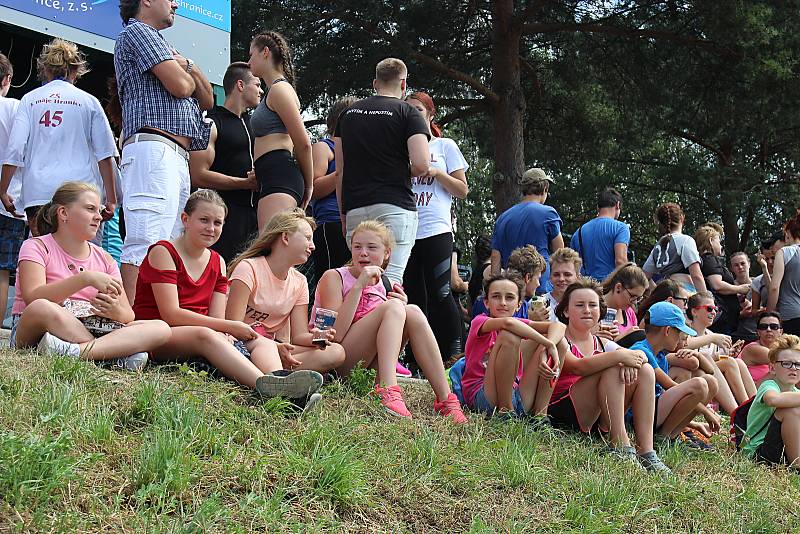 Festival dračích lodí na hranické Bečvě - závody základních a středních škol