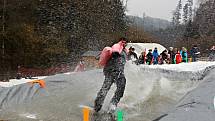 Tradiční bazénová Splash party na potštátské sjezdovce ukázala v sobotu 2. března jízdu přes sněhový bazén s vodou.