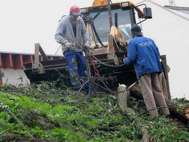 Dřeviny mezi třídou 1. máje a Galašovou ulicí v Hranicích šly k zemi. Staví se školní hřiště