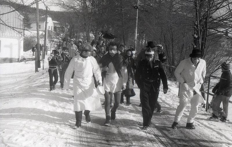 Masopust z Jihlavska. Na snímcích ze 70., 80. a 90. let minulého století je vidět vodění medvěda z Jezdovic a něco málo z obce Salavice.