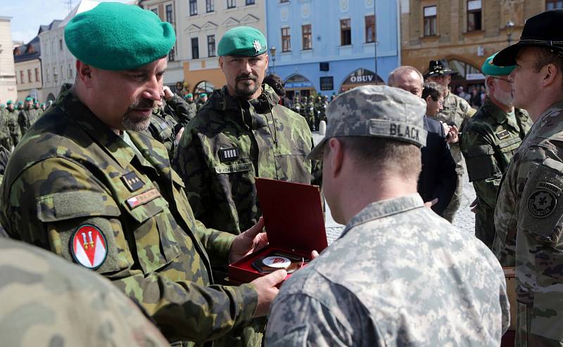 Slavnostní nástup vojáků 7.mechanizované brigády na Masarykově náměstí v Hranicích