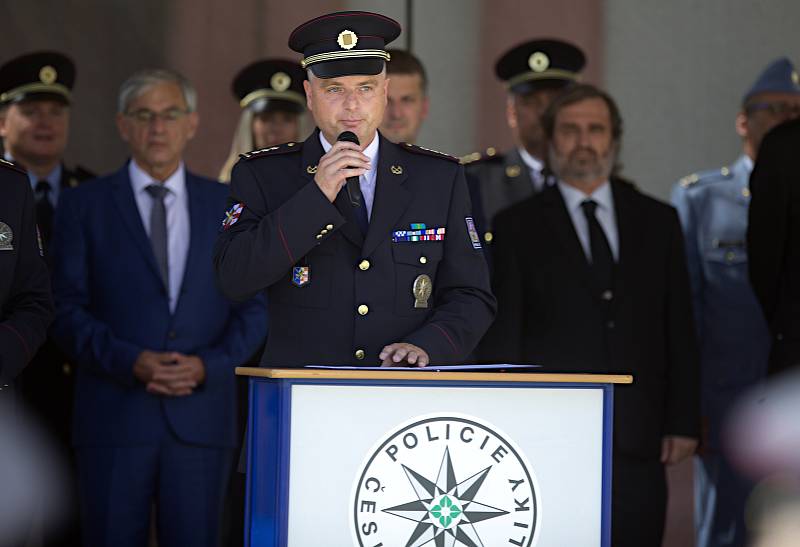 Medailemi policejního prezidenta a ředitele policie Olomouckého kraje na náměstí v Hranicích slavnostně ocenili policisty územního odboru Přerov, hranické strážníky a také osobnosti mimo policejní oddělení