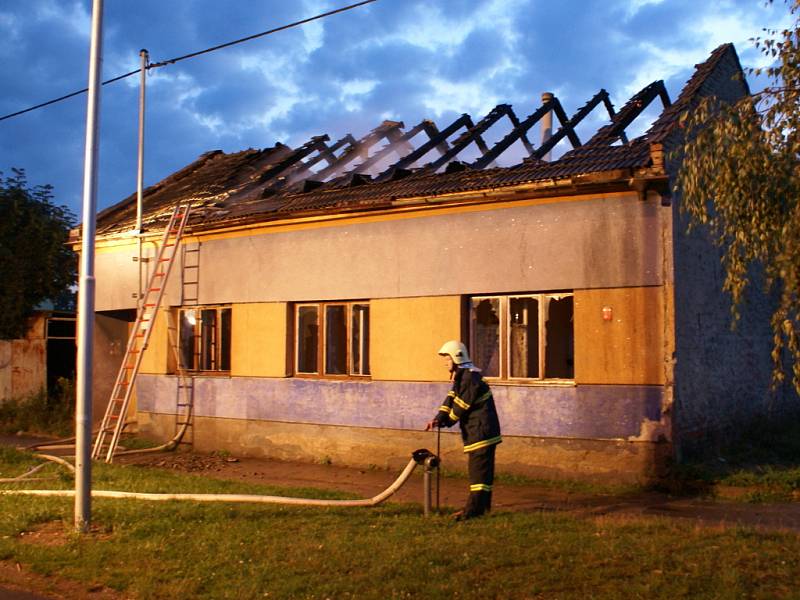 Počin žáháře způsobil na zdevastovaném domě škodu čtyřicet tisíc korun.
