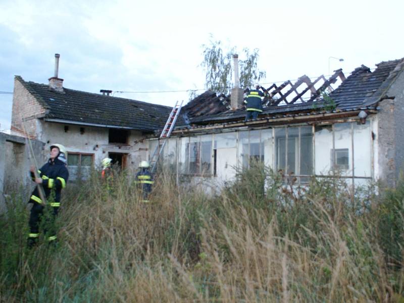 Počin žáháře způsobil na zdevastovaném domě škodu čtyřicet tisíc korun.