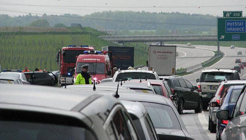 Srážka volkswagenu s dvěma náklaďáky na dálnici u Hranic