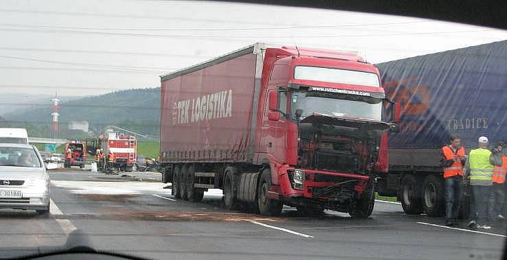 Srážka volkswagenu s dvěma náklaďáky na dálnici u Hranic