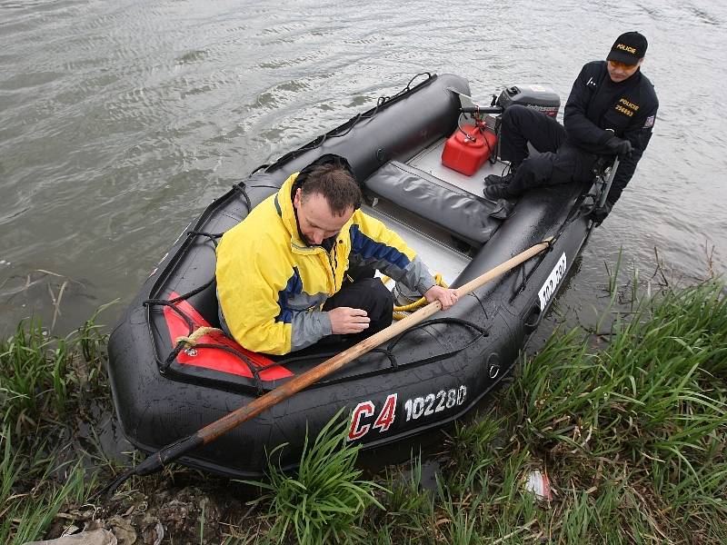 Zlínská policie pátrá na březívh Moravy. Hledá případné stopy, vedoucí k vyřešení případu nalezeného mrtvého novorozence v řece.