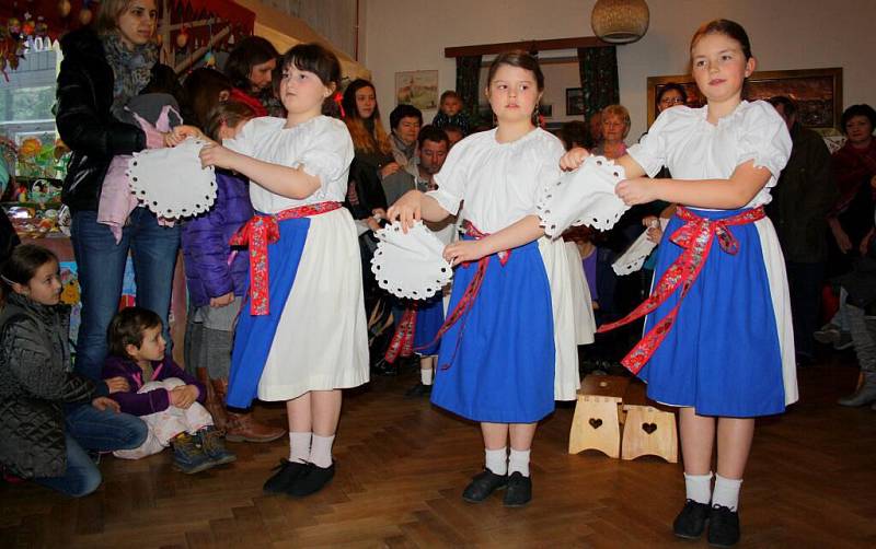 Slavnostní vernisáž Výstavy velikonoční tradic v Galerii M+M zpestřilo vystoupení folklorního souboru Rozmarýnek, které poté v zahradní galerii vystřídaly děti z MŠ a ZŠ Drahotuše