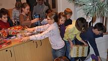 Děti ze Základní školy Drahotuše nasbíraly pod školní borovicí přes pět set dárků. Všechny se v úterý dopoledne přesunuly do zámecké dvorany.