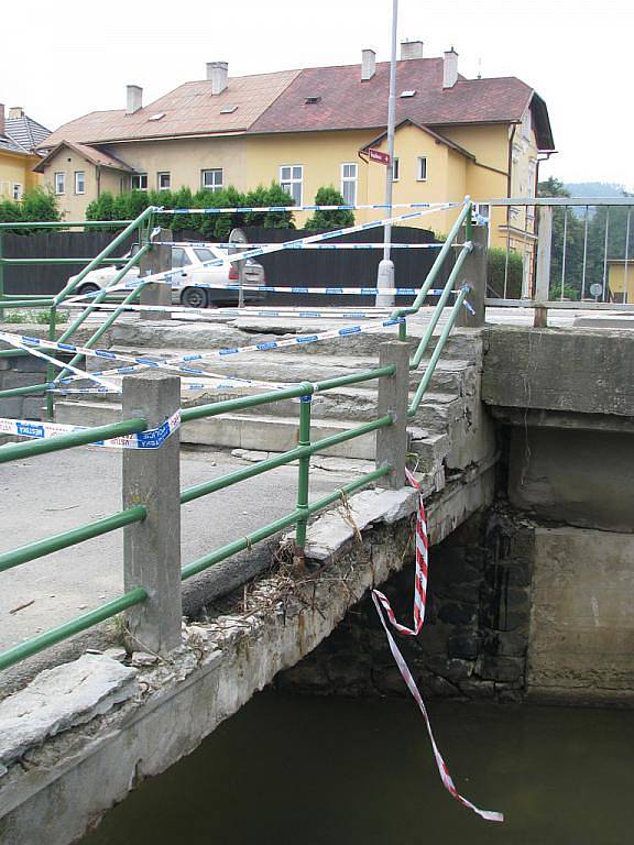 Na takzvaném Tureckém výpadu pod Školním náměstím poškodila velká voda mostek pro pěší natolik, že ho bude muset nechat město strhnout a postavit místo něj nový.