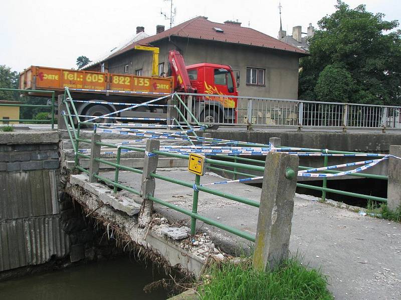 Na takzvaném Tureckém výpadu pod Školním náměstím poškodila velká voda mostek pro pěší natolik, že ho bude muset nechat město strhnout a postavit místo něj nový.