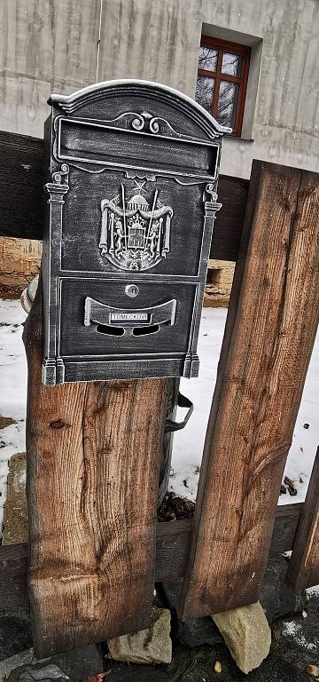 Poštovní schránka na rohu ulice.