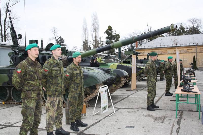 Americký velvyslanec Andrew H. Schapiro navštívil 7. mechanizovanou brigádu v Hranicích. Součástí návštěvy byla i prohlídka vojenské pozemní techniky.