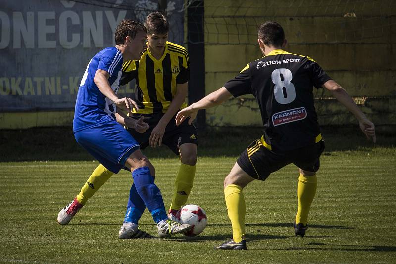 Fotbalisté Nových Sadů (ve žluto-černém) porazili Hranice 3:0.