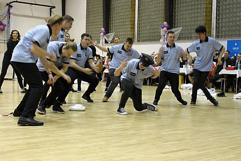 Slavnostní maturitní ples si užili studenti Střední odborné školy Hranice.