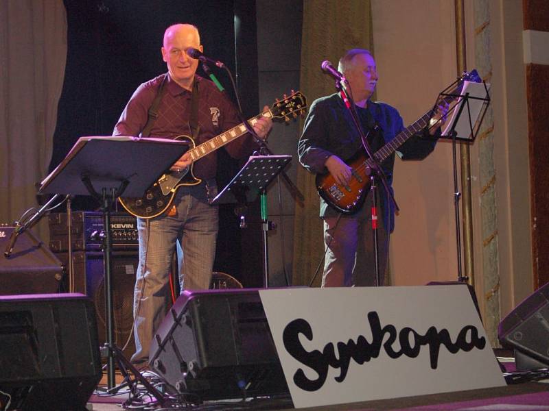 Akci Silvestr nanečisto v Městském domě v Přerově hudebně provázela kapela Synkopa.